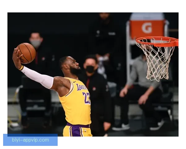 詹姆斯昨日惊艳劈扣起跳三点二米入网时速近五十公里